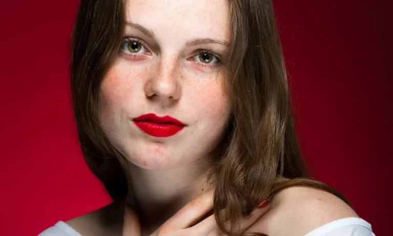 Frau mit roten Wangen