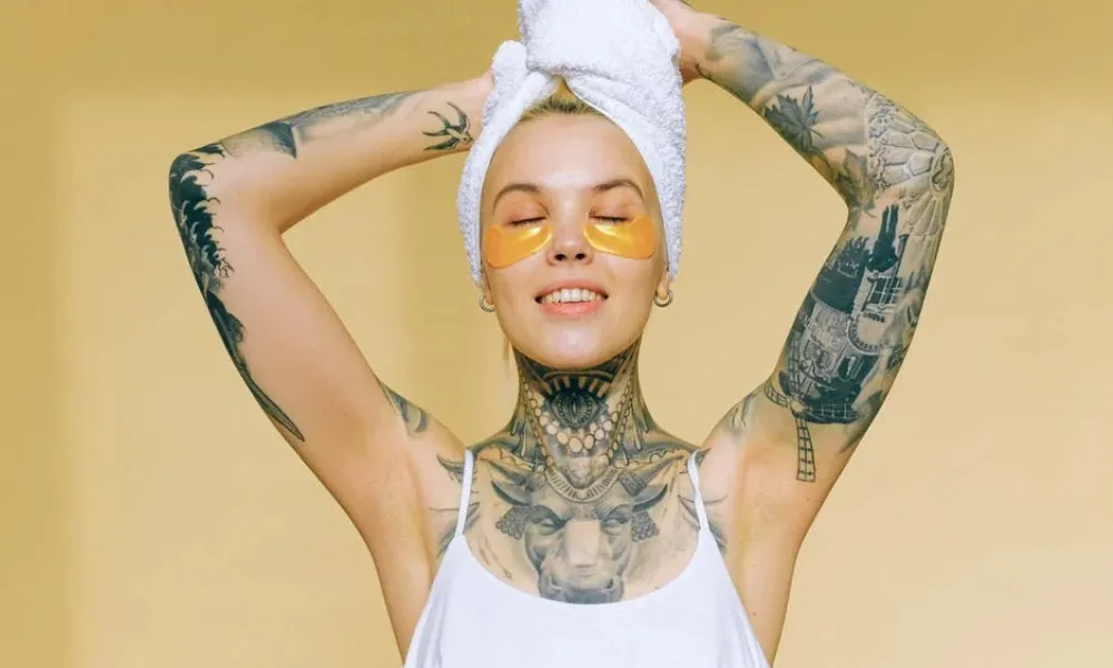 Frau mit Tattoos