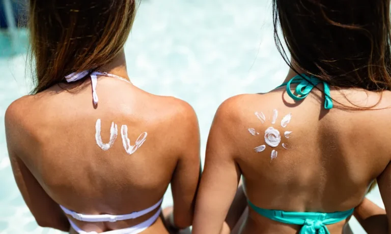 Frauen Rücken mit Sonnencreme