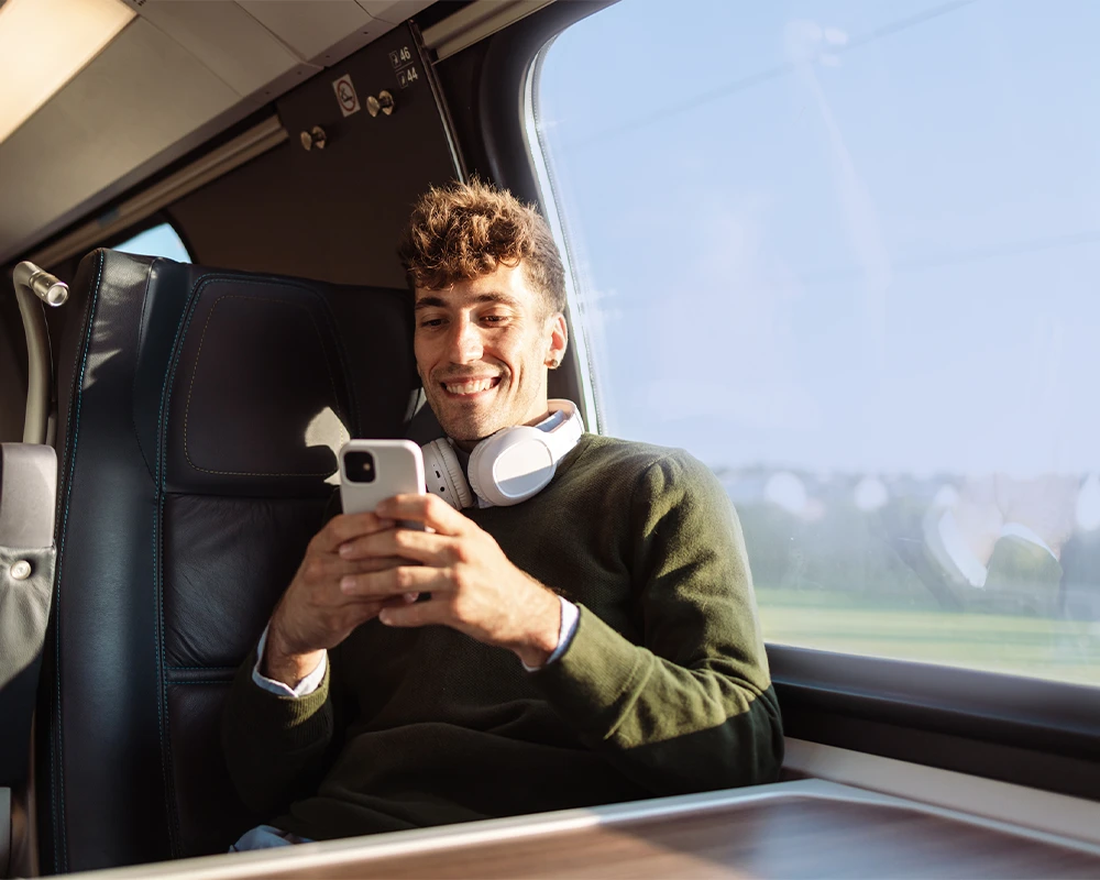 Mann im Zug nutzt die dermanostic App