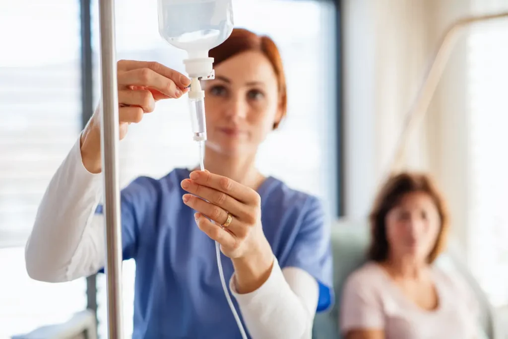 krankenschwester bereitet infusion für patient vor