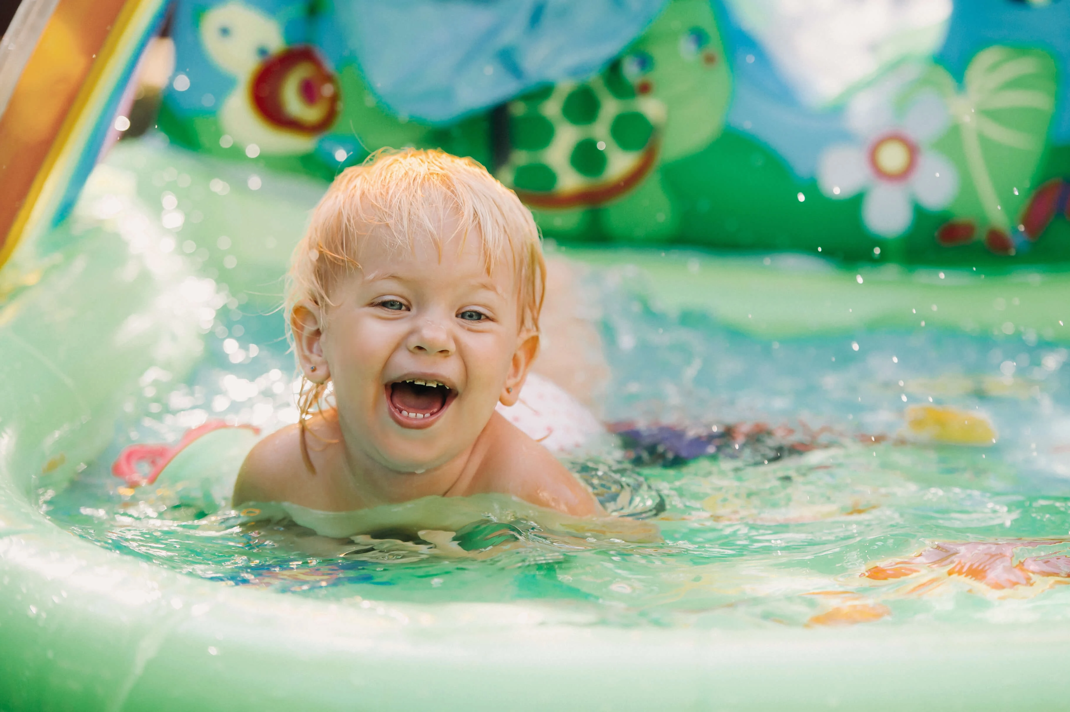Kind spielt im Pool