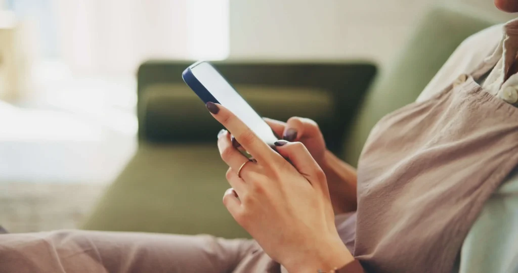 Frau nutzt die dermanostic App bequem von Zuhause aus. Teledermatologie